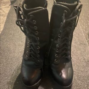 5.5 size black platform Boots only worn once super comfy, 4 inch heel.